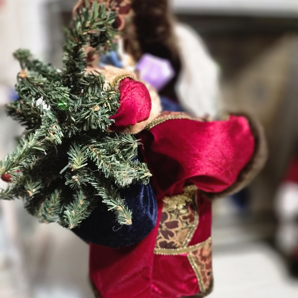 Festive Vintafe N 6thSanta Claus Figurine with Tree